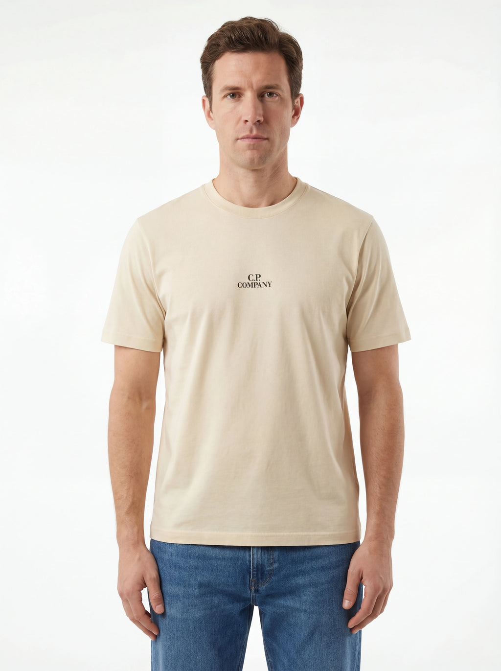 Modello indossa t-shirt panna C.P. Company logo Stampa Grafica cotone jersey