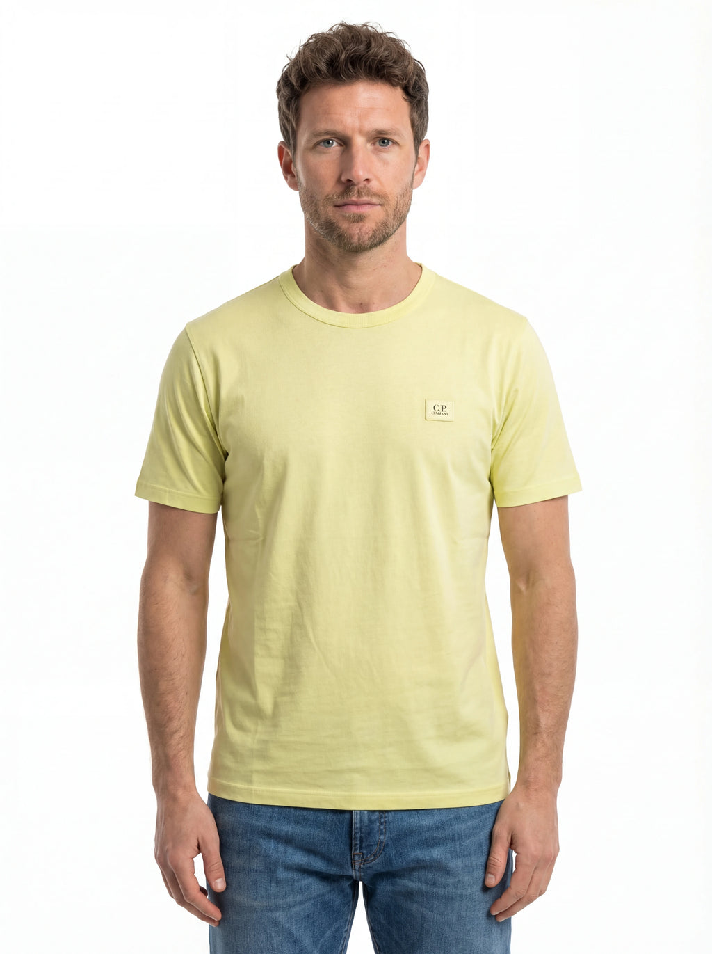 Modello indossa t-shirt verde C.P. Company logo ricamato logo Ricamato