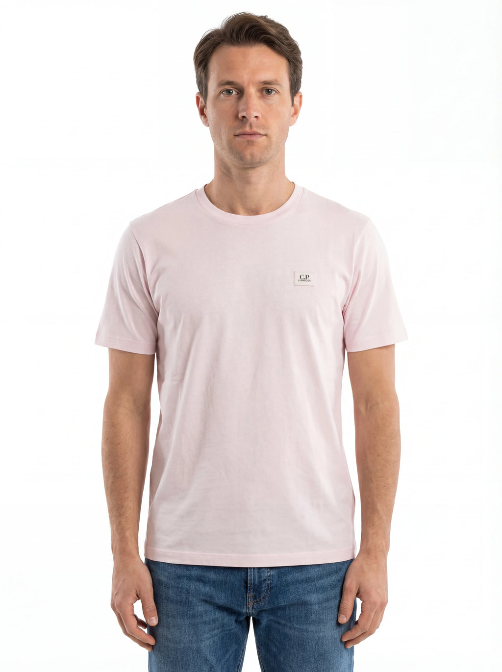 Modello indossa t-shirt rosa C.P. Company logo ricamato logo Ricamato