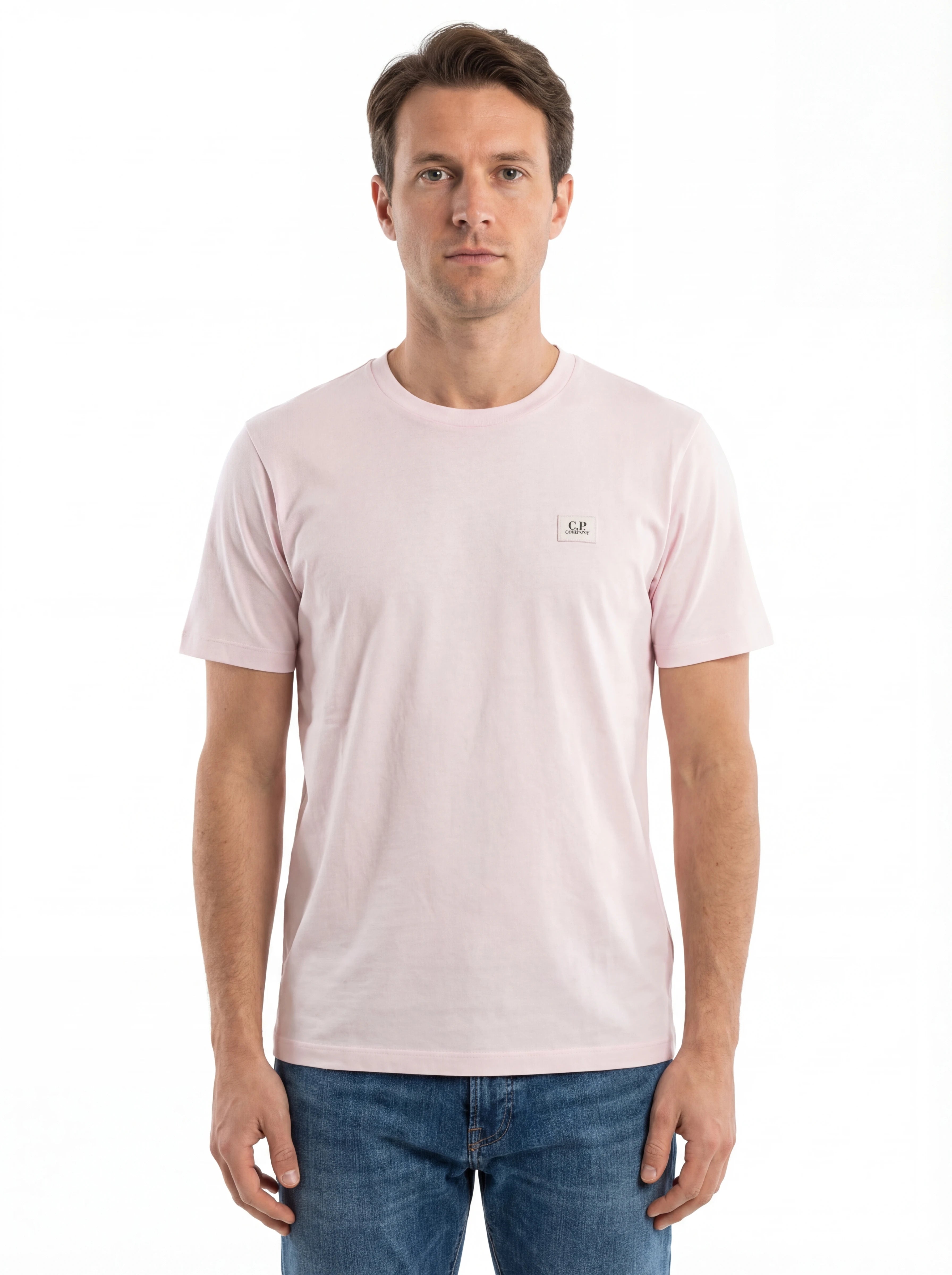 Modello indossa t-shirt rosa C.P. Company logo ricamato logo Ricamato