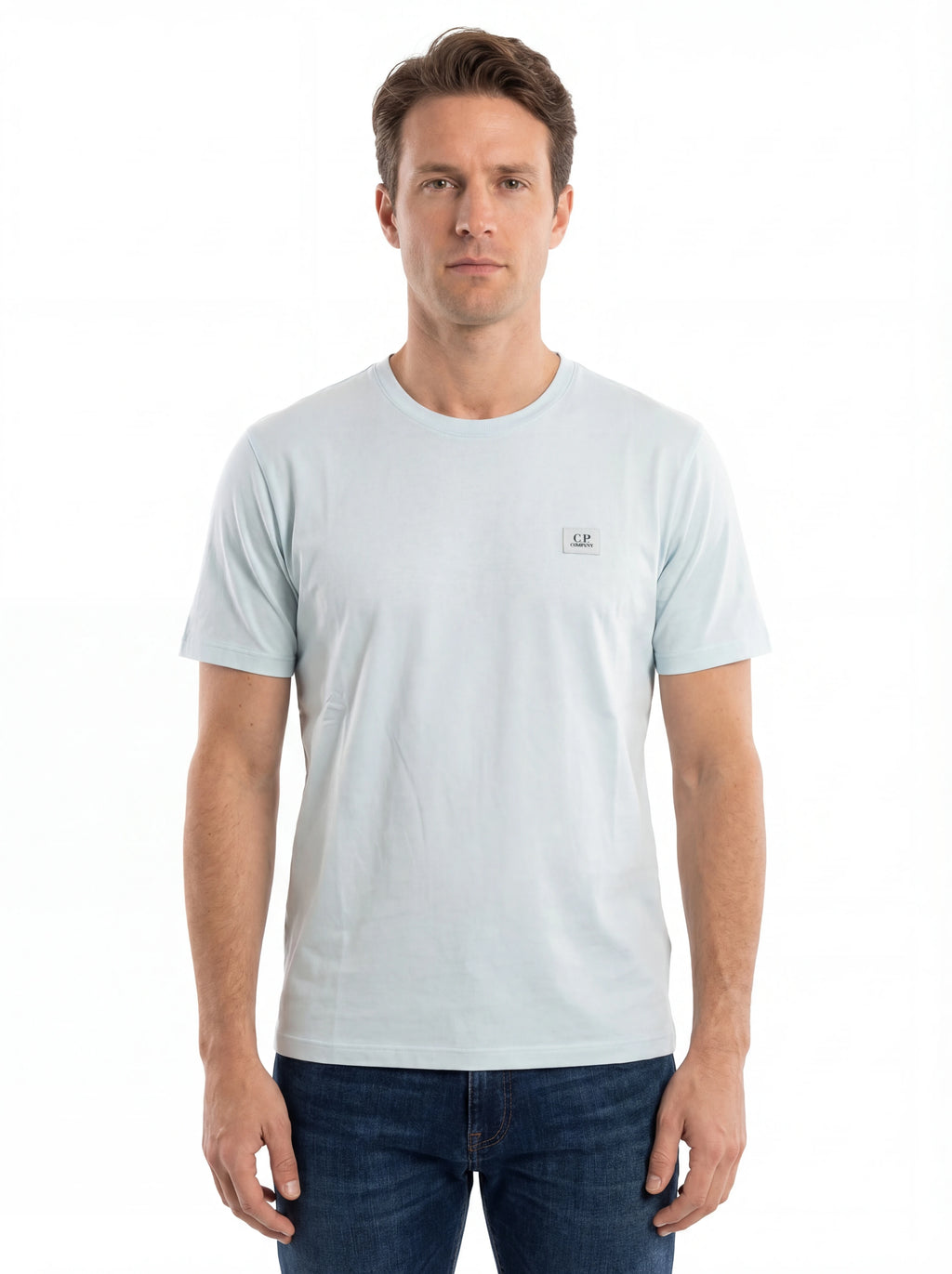 Modello indossa t-shirt celeste C.P. Company logo ricamato logo Ricamato