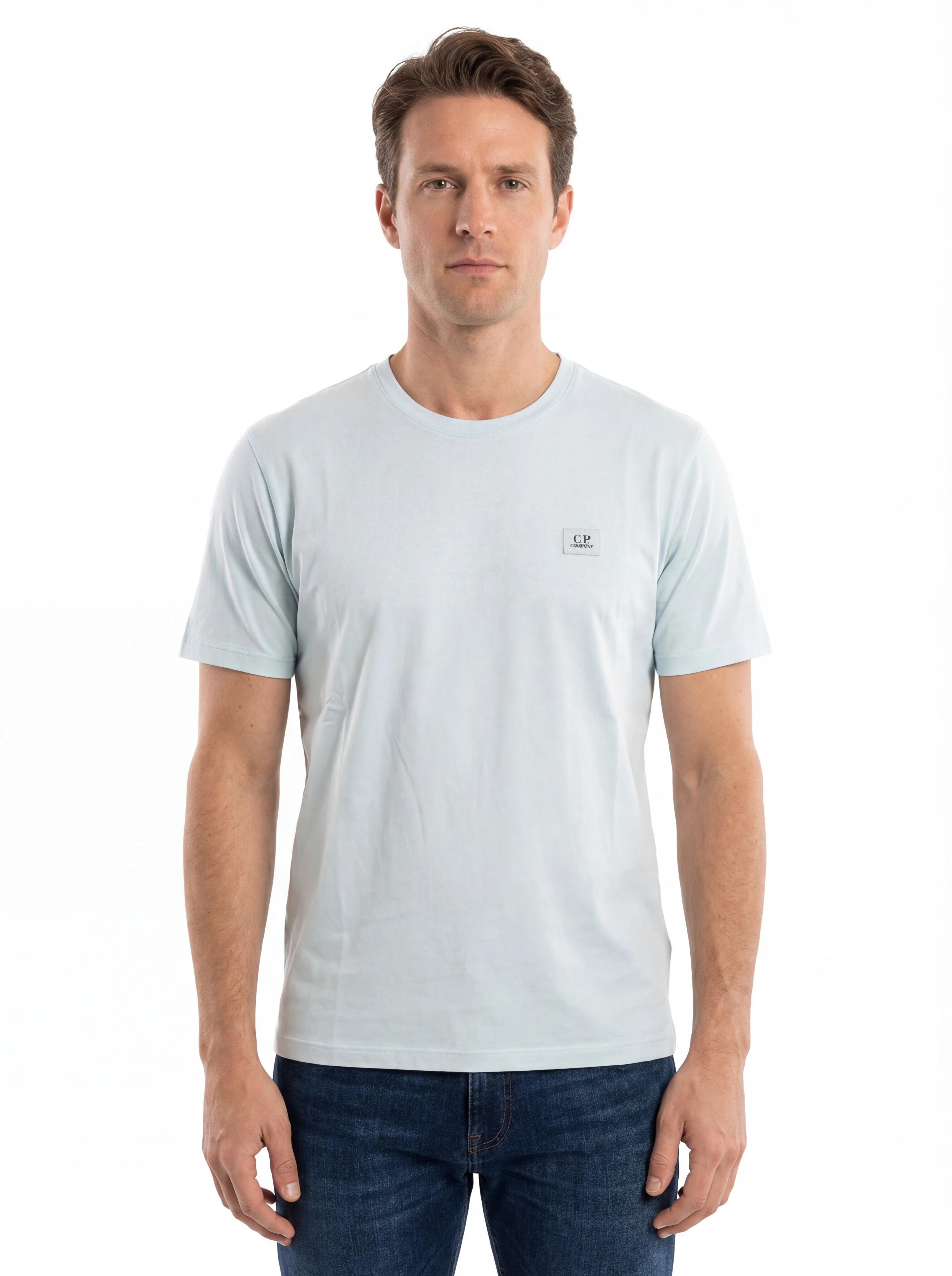 Modello indossa t-shirt celeste C.P. Company logo ricamato logo Ricamato