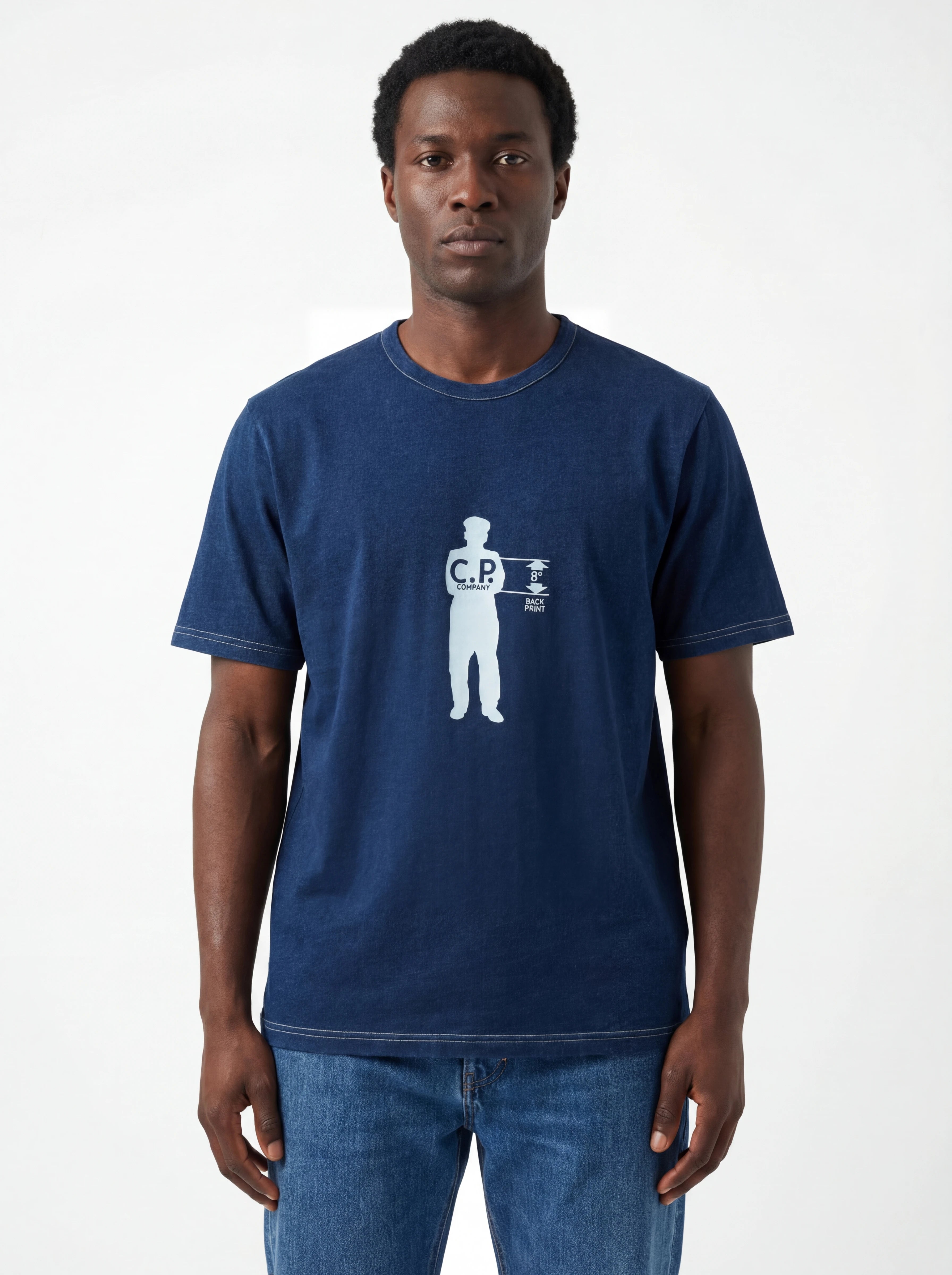 Modello indossa t-shirt avio C.P. Company logo Stampa Grafica British Sailor cotone