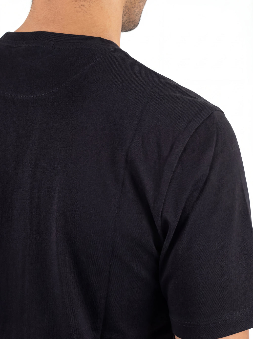 Dettaglio logo su t-shirt nero nan logo Stampa con dettagli chiari