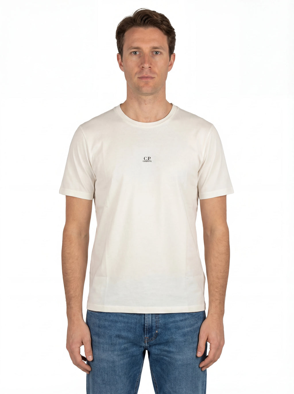 Modello indossa t-shirt bianco C.P. Company logo Stampa con dettagli chiari