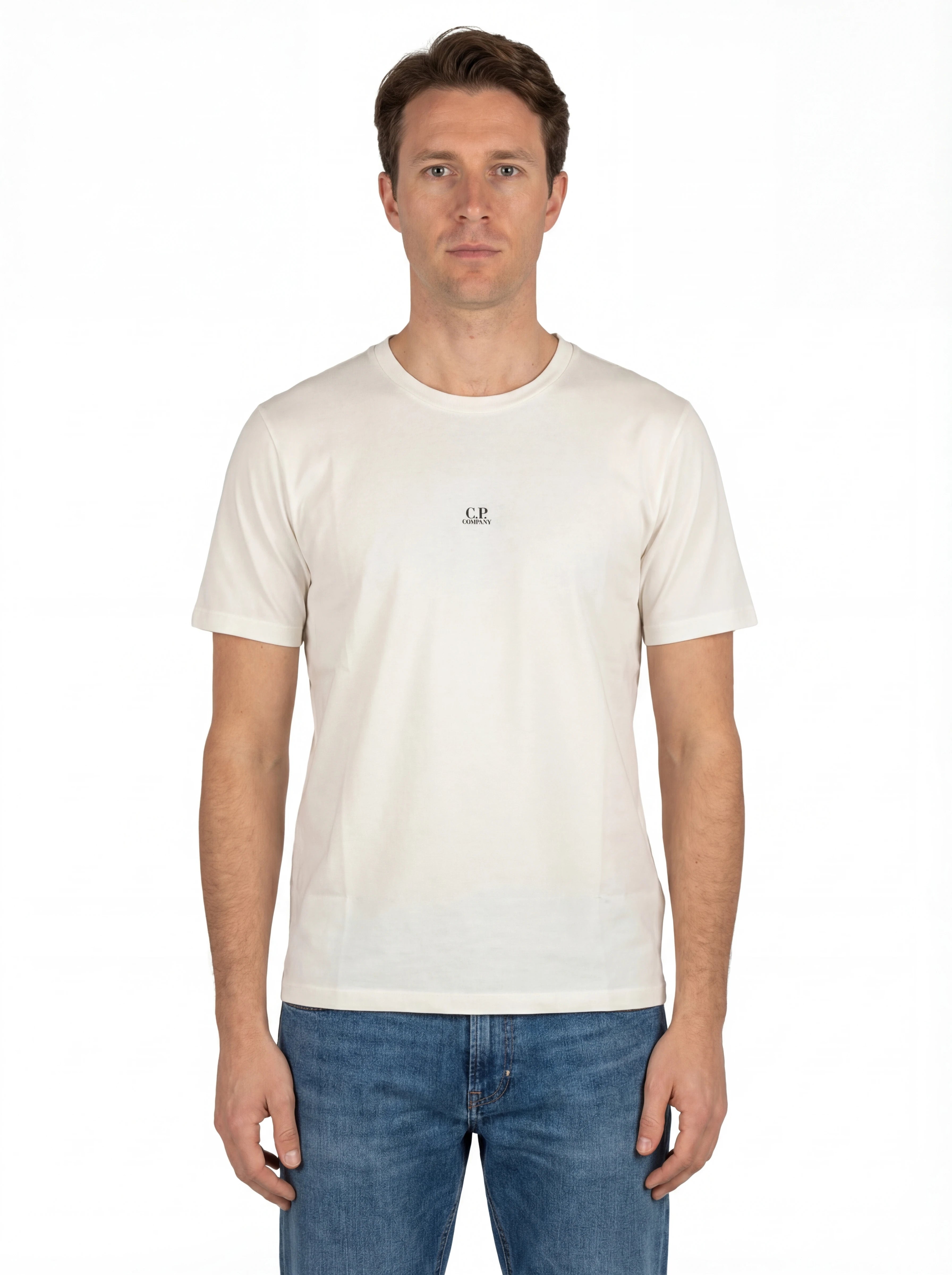 Modello indossa t-shirt bianco C.P. Company logo Stampa con dettagli chiari