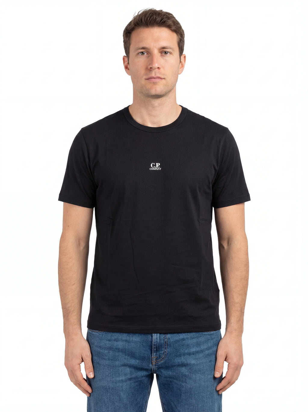 Modello indossa t-shirt blu C.P. Company logo Stampa con dettagli chiari
