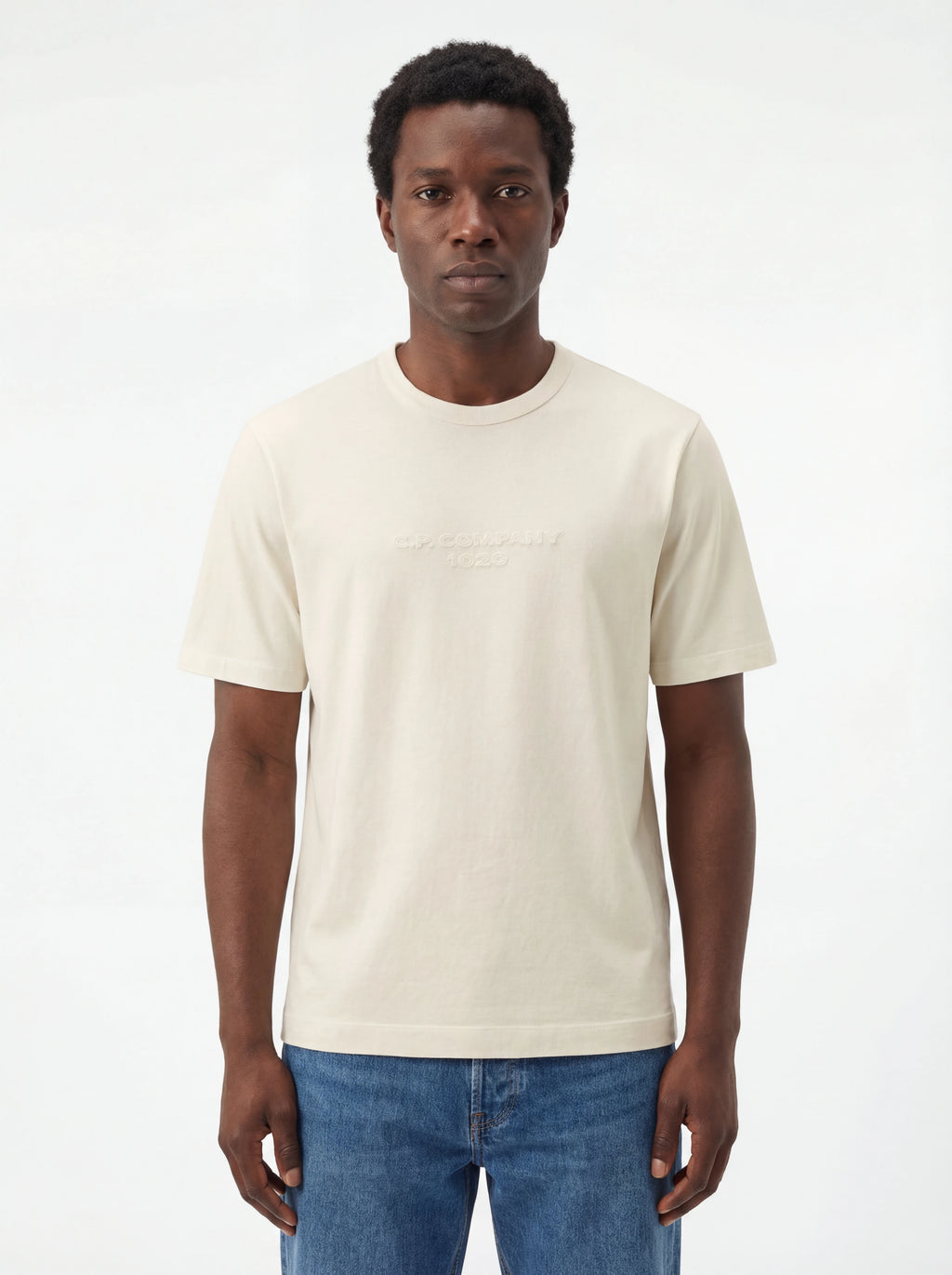 Modello indossa t-shirt bianco C.P. Company logo Stampa jersey