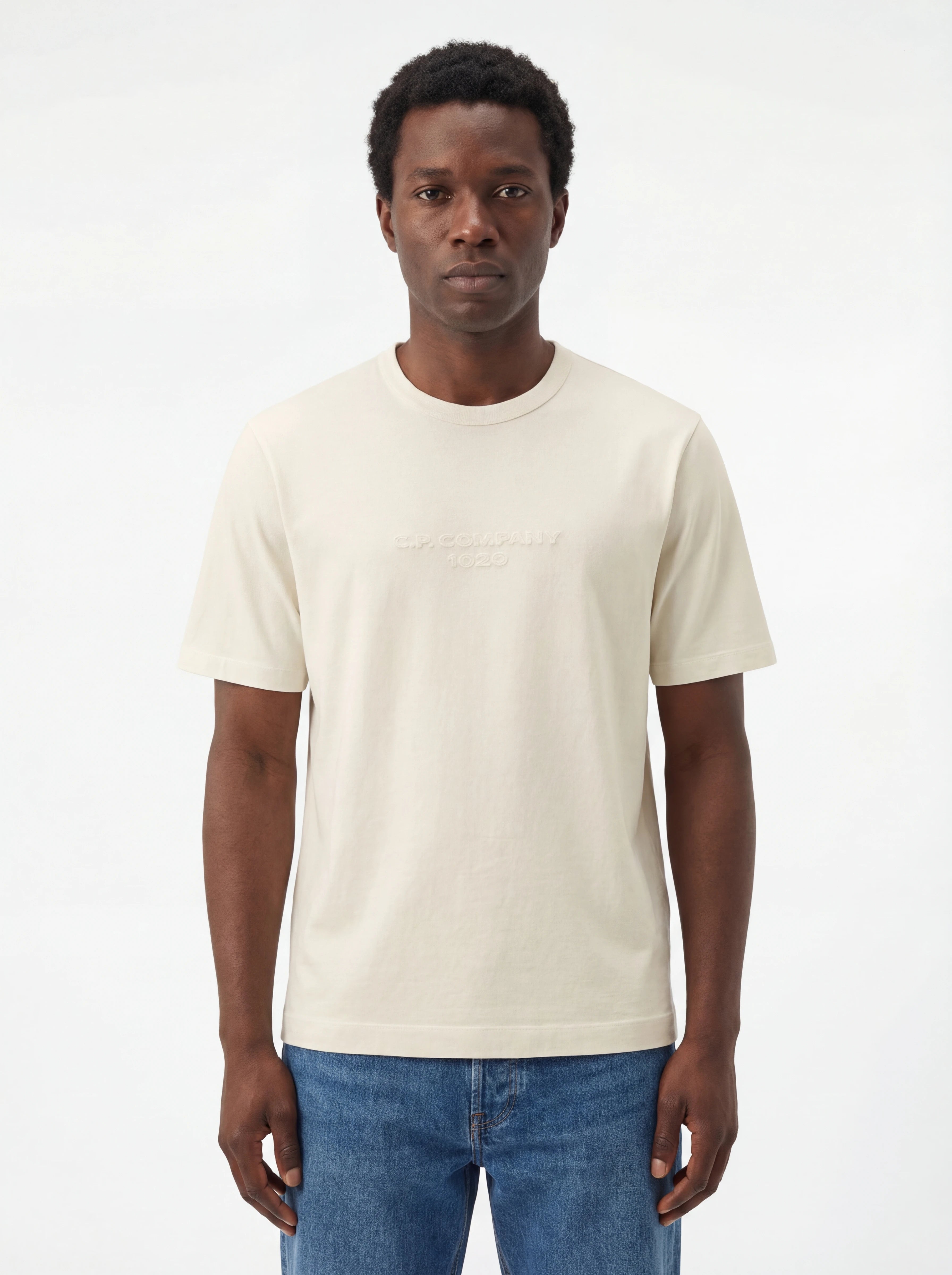 Modello indossa t-shirt bianco C.P. Company logo Stampa jersey