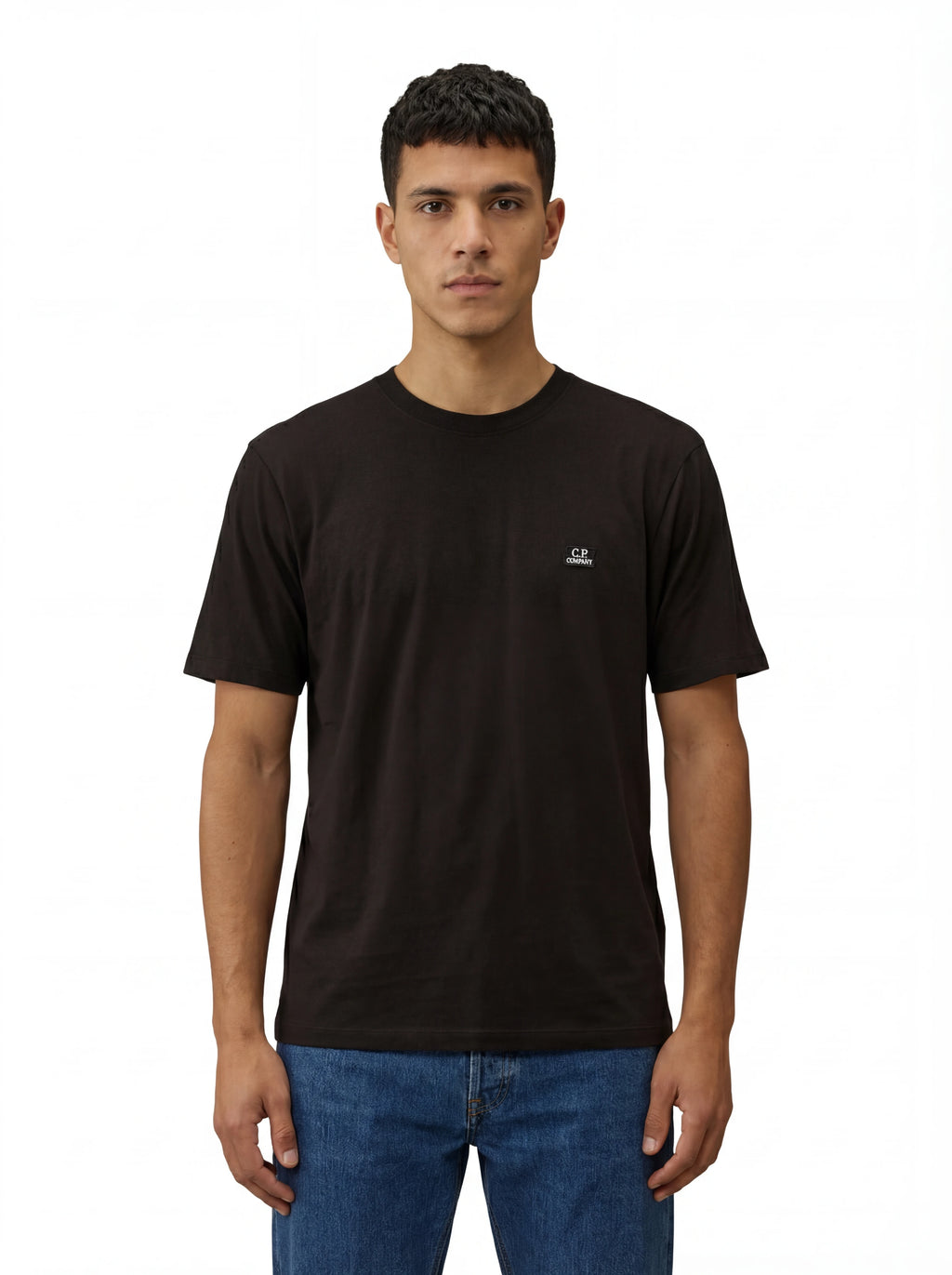 Modello indossa t-shirt nero C.P. Company logo ricamato logo patch logo Ricamato Patch cotone jersey