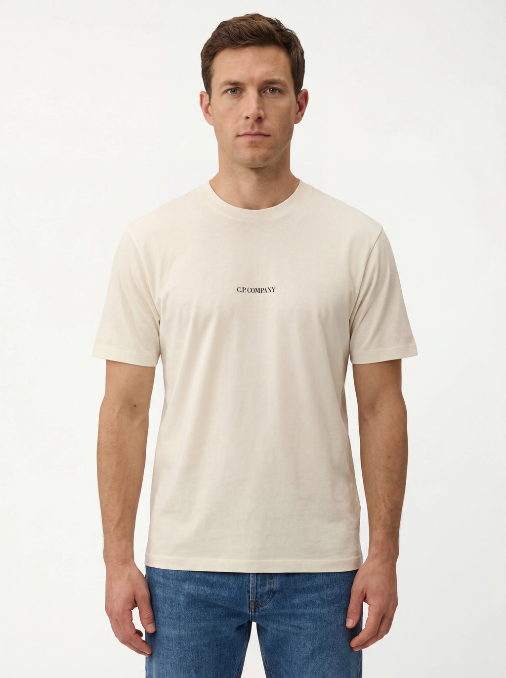 Modello indossa t-shirt bianco C.P. Company logo Stampa cotone jersey