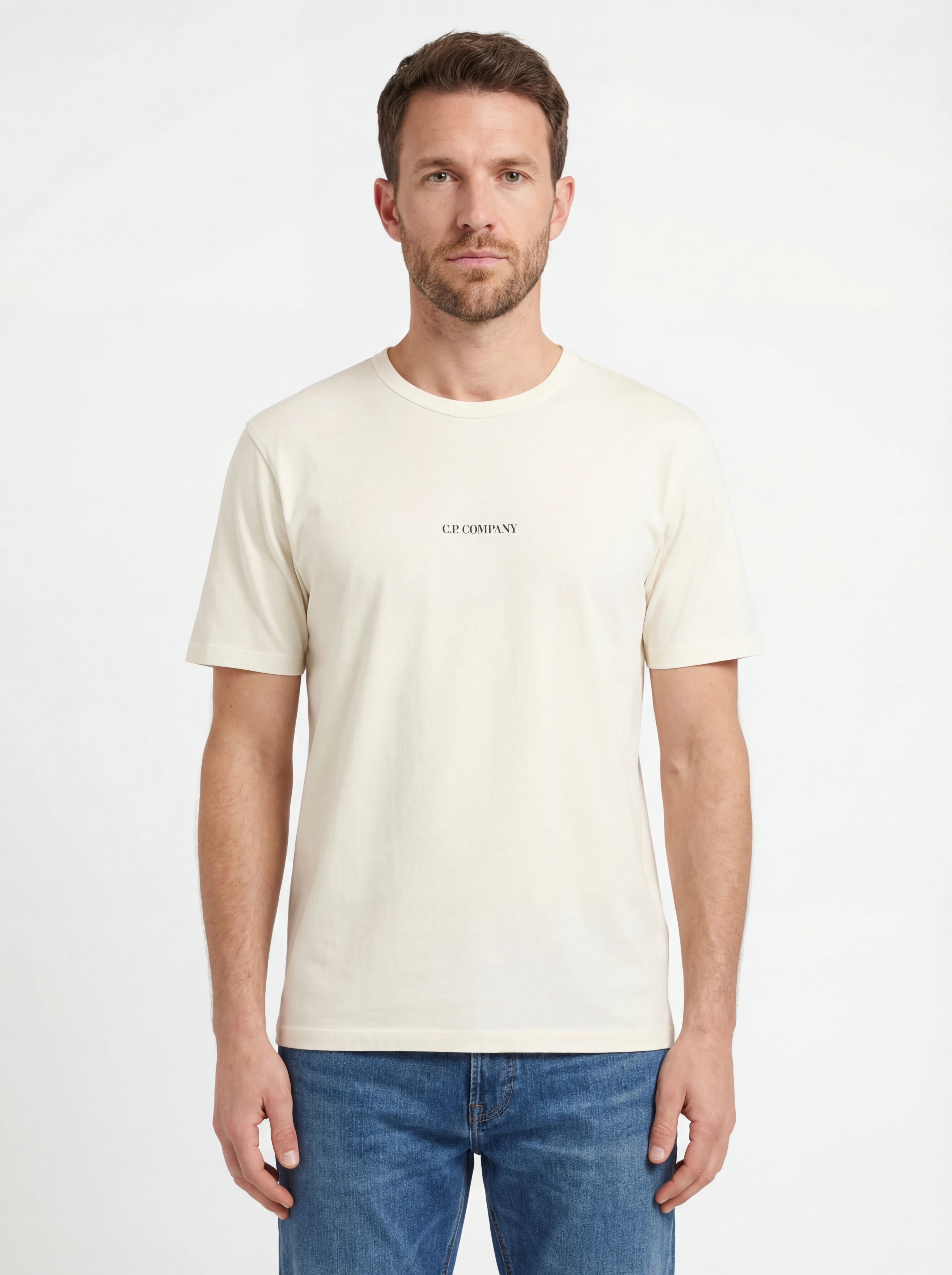 Modello indossa t-shirt bianco C.P. Company logo Stampa cotone mercerizzato