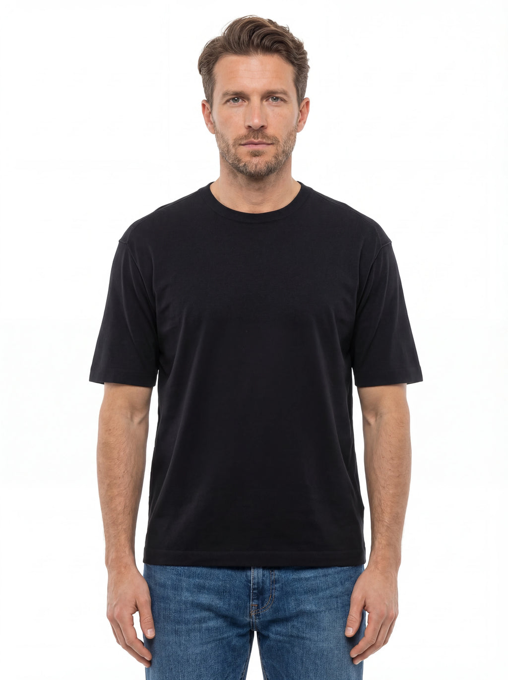 Modello indossa t-shirt blu C.P. Company filo con dettagli chiari