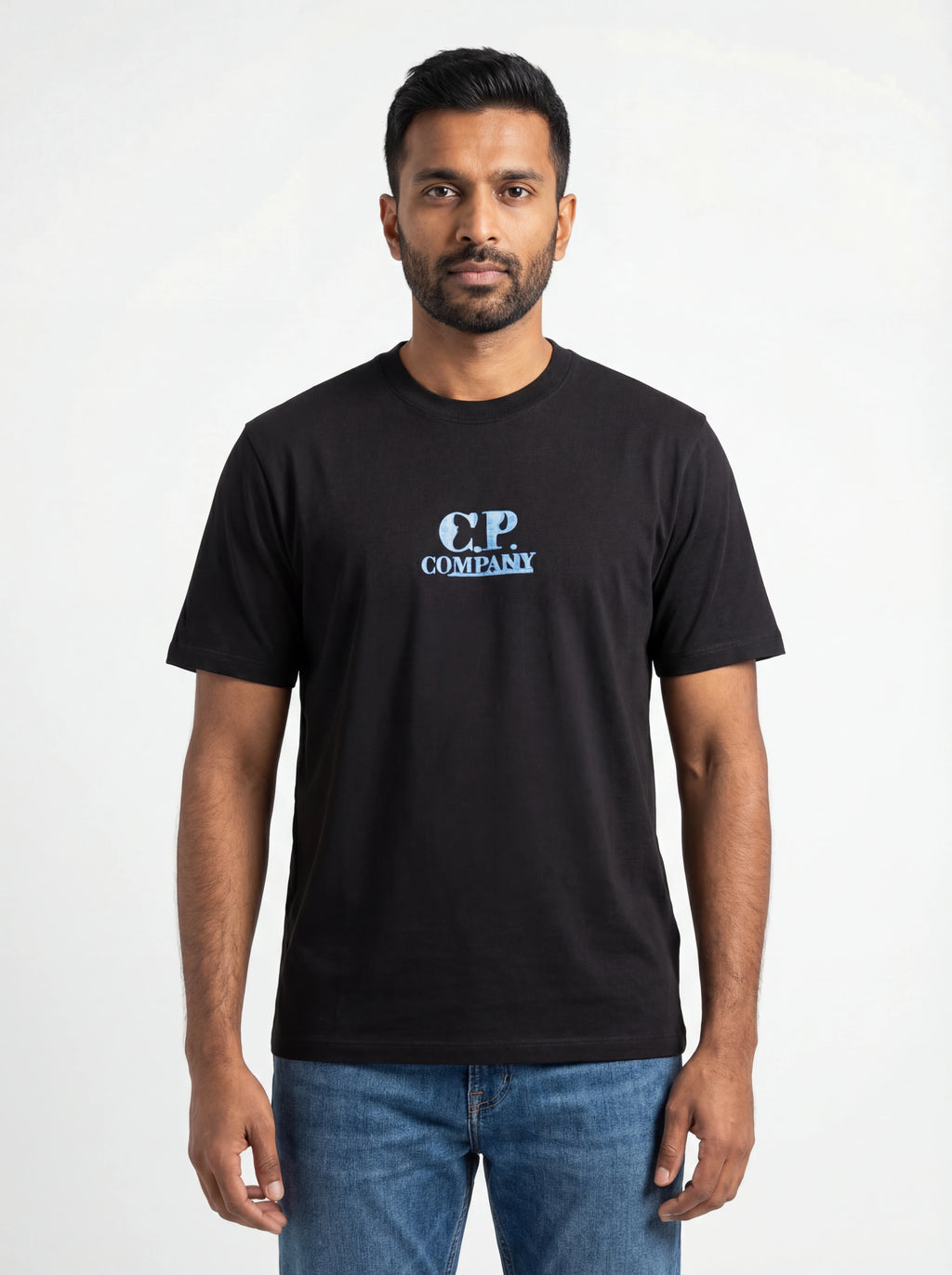 Modello indossa t-shirt blu C.P. Company Stampa Grafica cotone