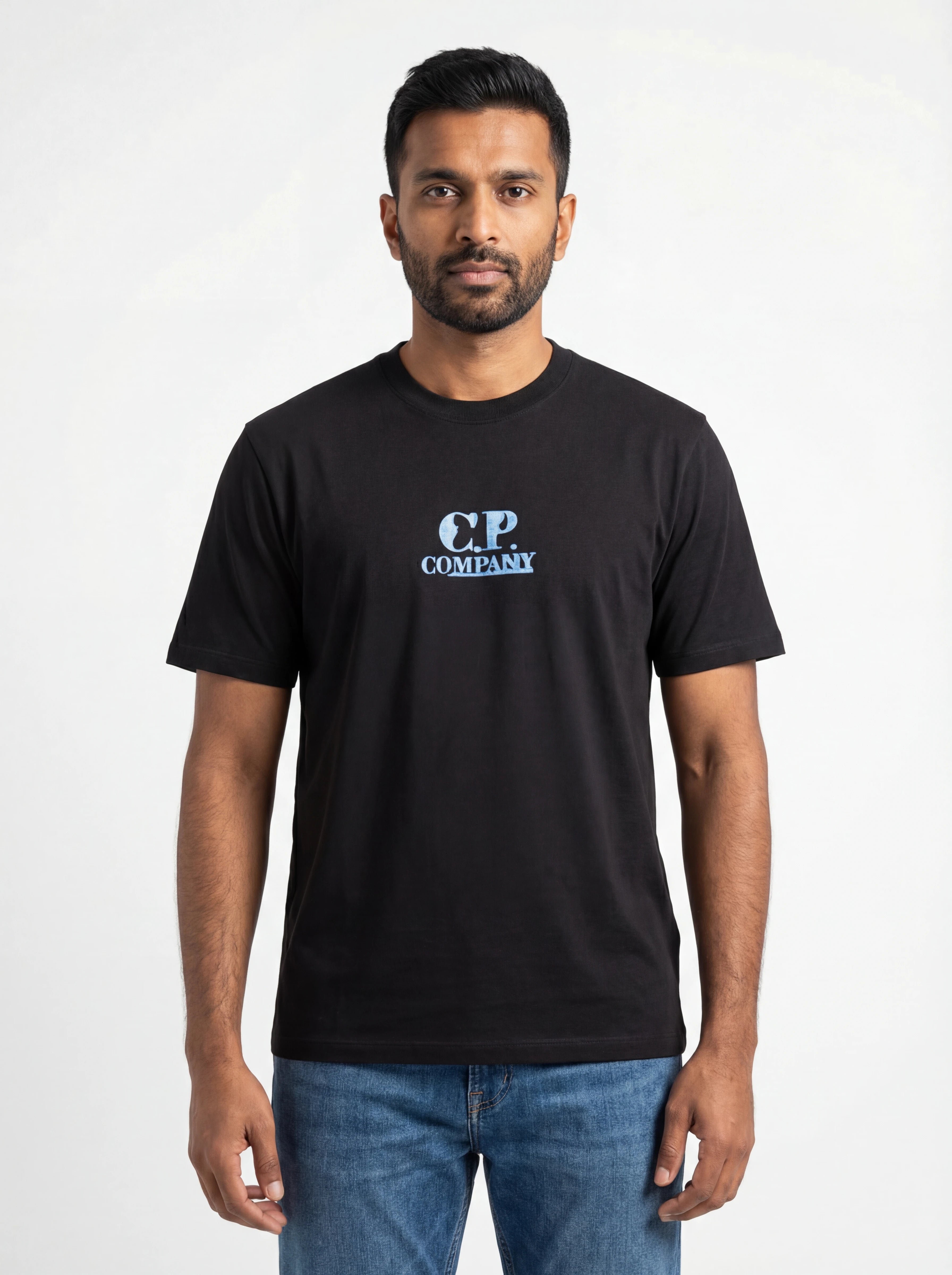 Modello indossa t-shirt blu C.P. Company Stampa Grafica cotone