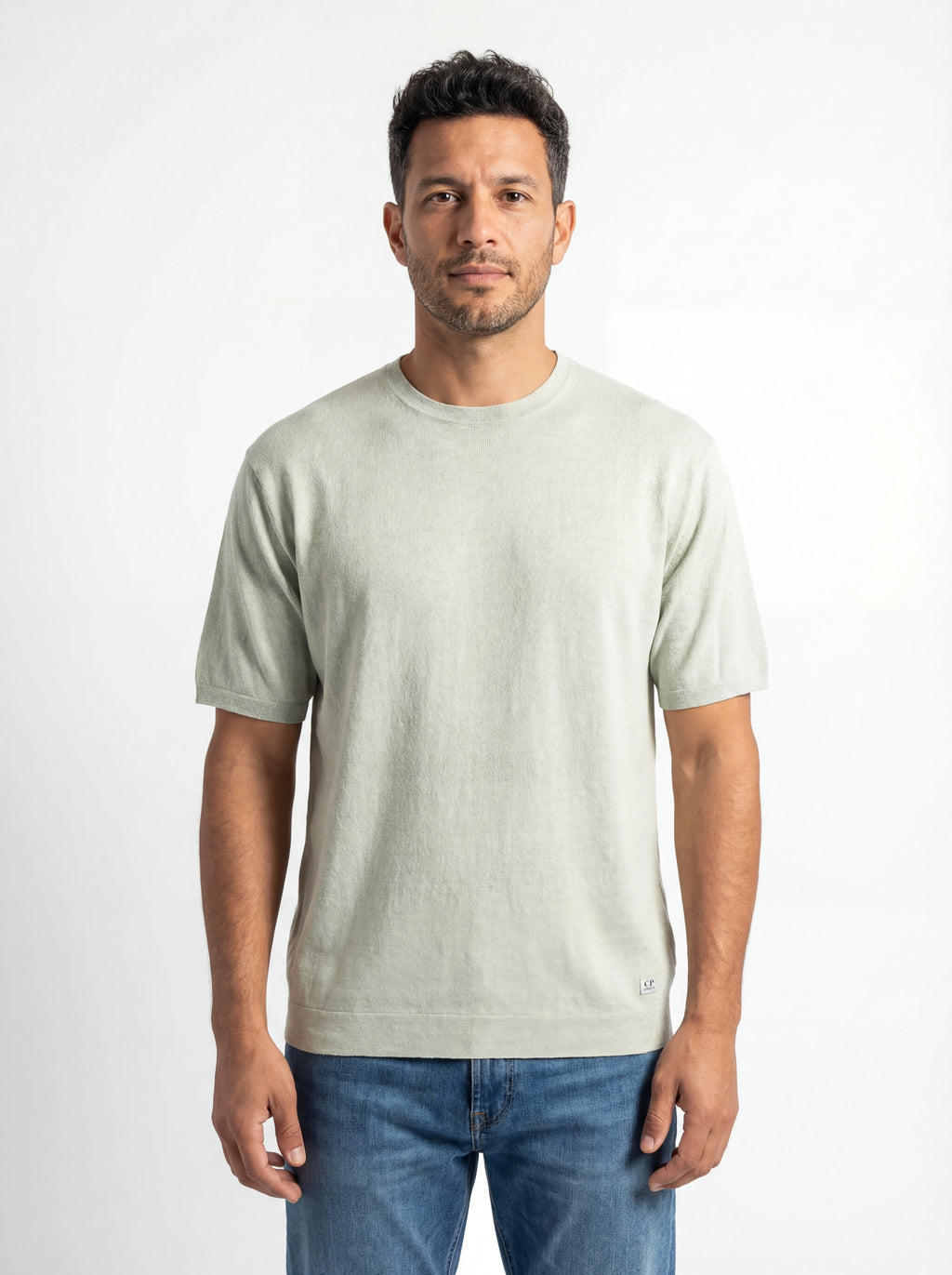 Modello indossa maglia ghiaccio C.P. Company logo Riquadro lino