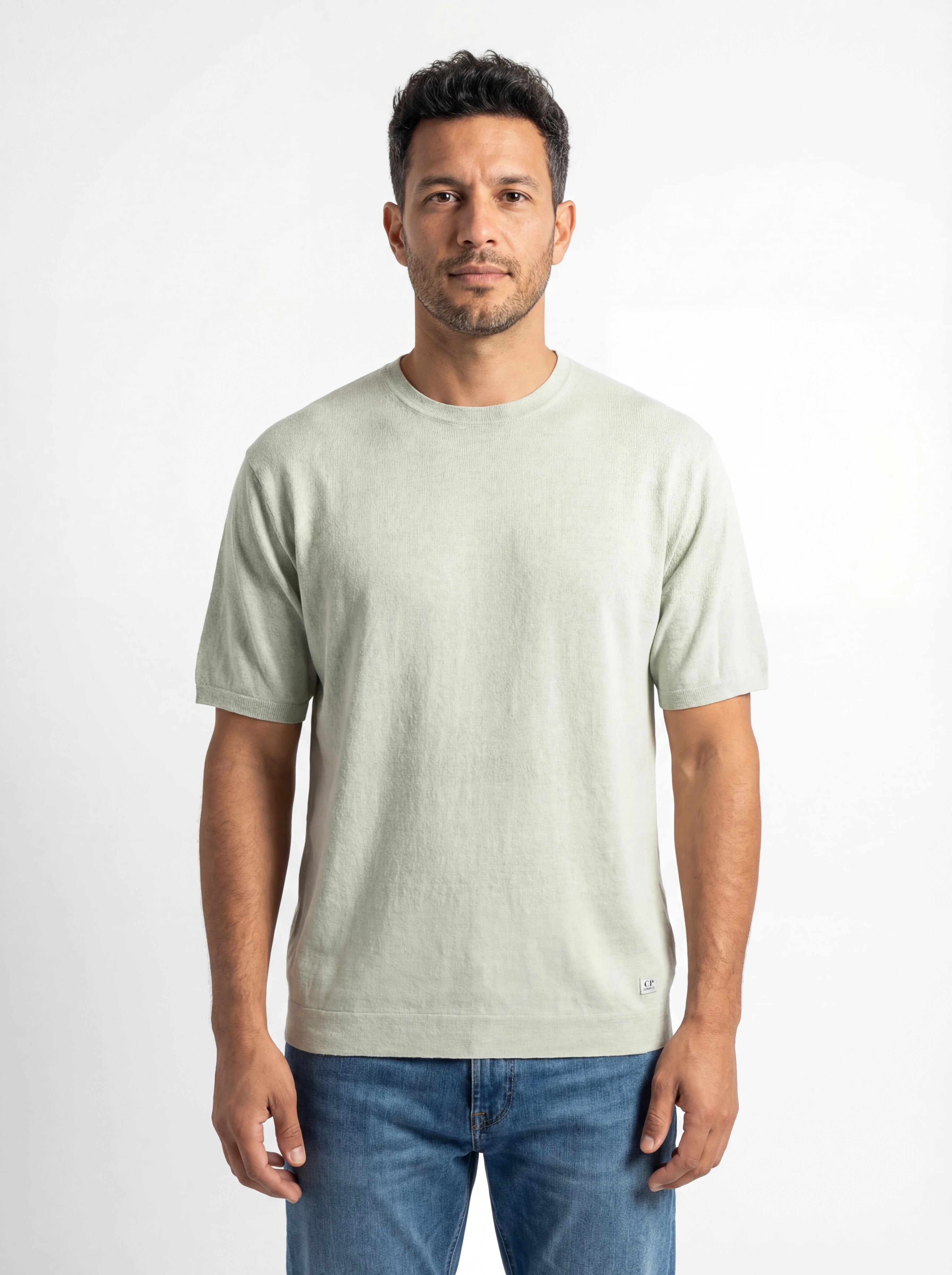 Modello indossa maglia ghiaccio C.P. Company logo Riquadro lino