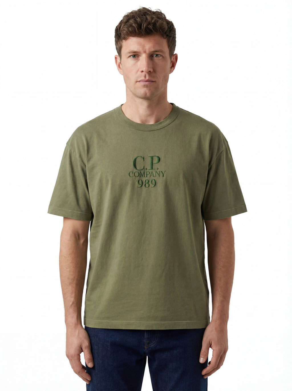 Modello indossa t-shirt verde C.P. Company Scritta Felpa Effetto Felpa