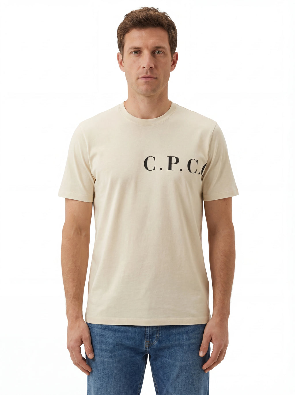 Modello indossa t-shirt bianco C.P. Company logo Stampa cotone