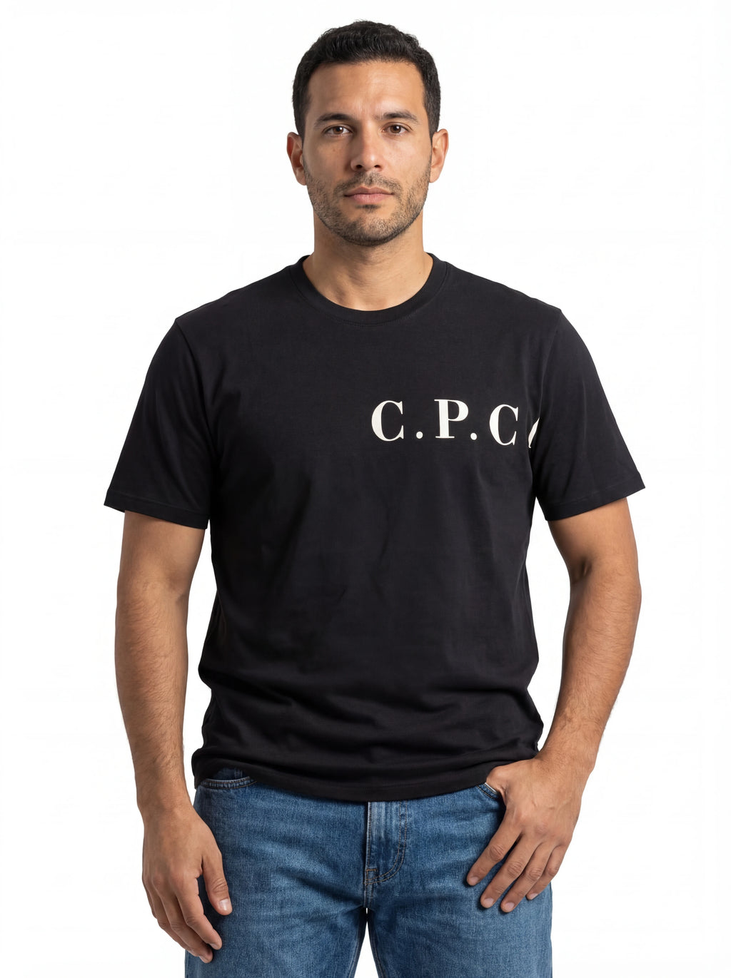 Modello indossa t-shirt blu C.P. Company logo Stampa cotone con dettagli chiari