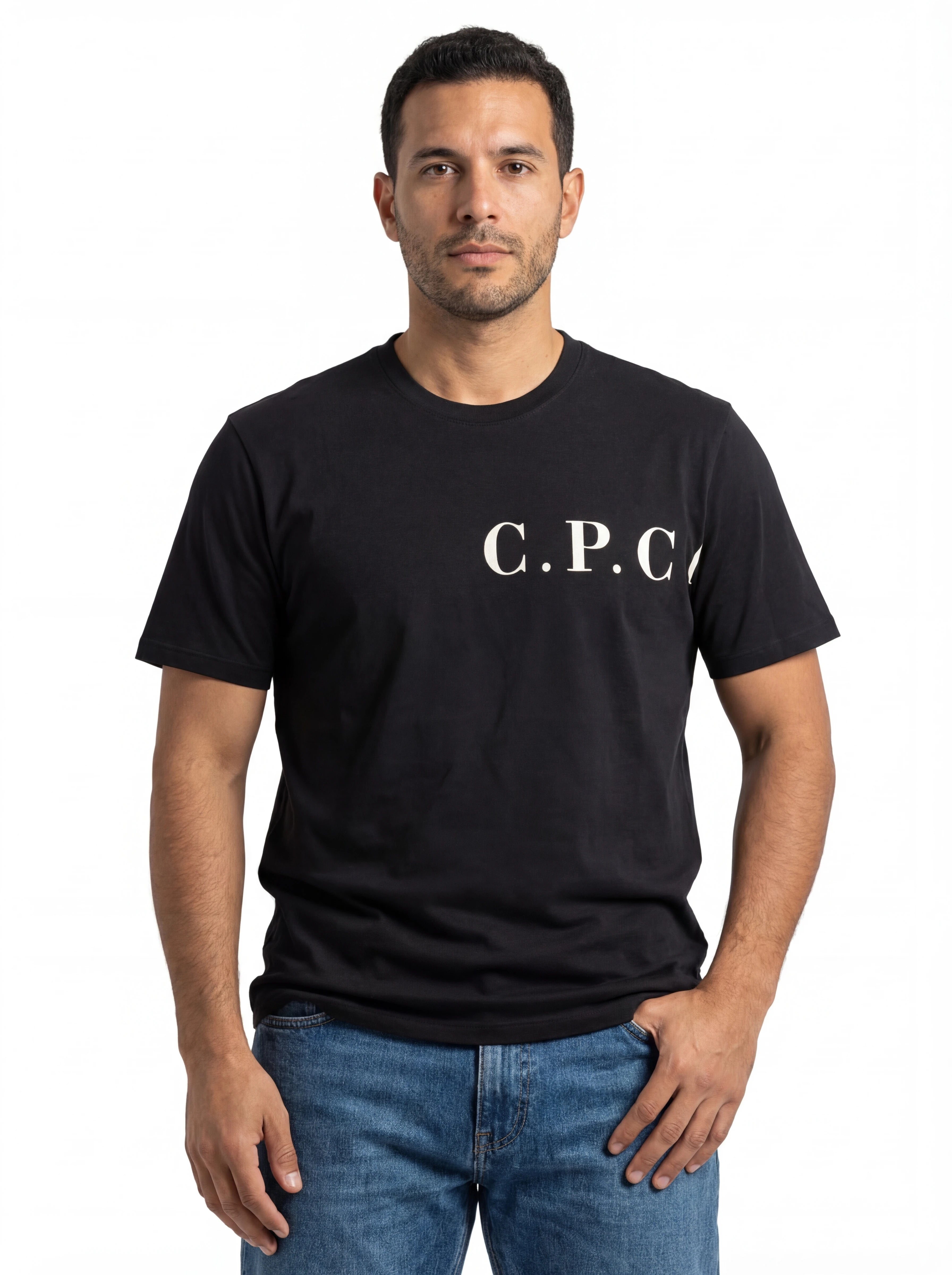 Modello indossa t-shirt blu C.P. Company logo Stampa cotone con dettagli chiari