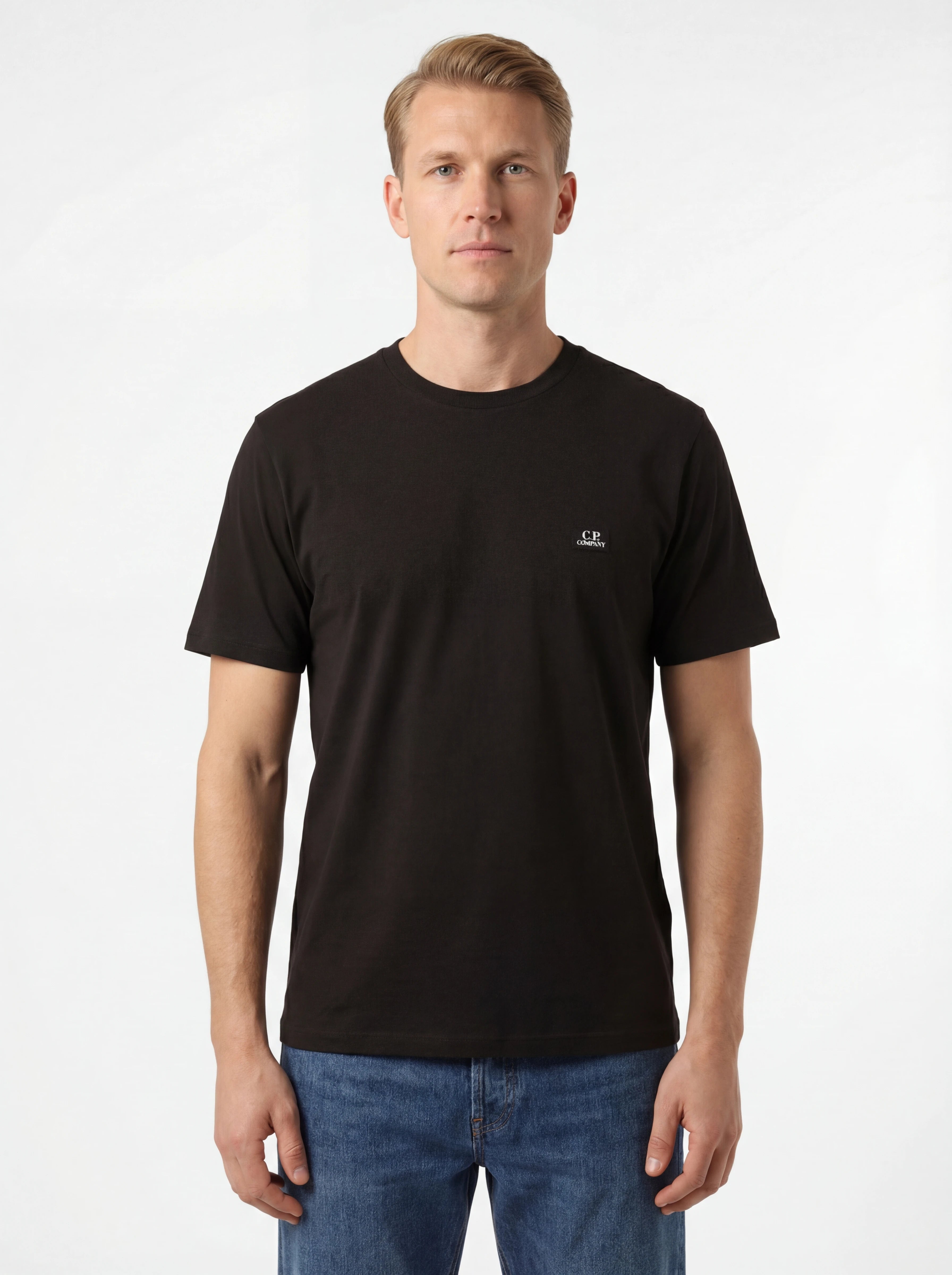 Modello indossa t-shirt nero C.P. Company logo ricamato logo patch logo Ricamato Patch cotone