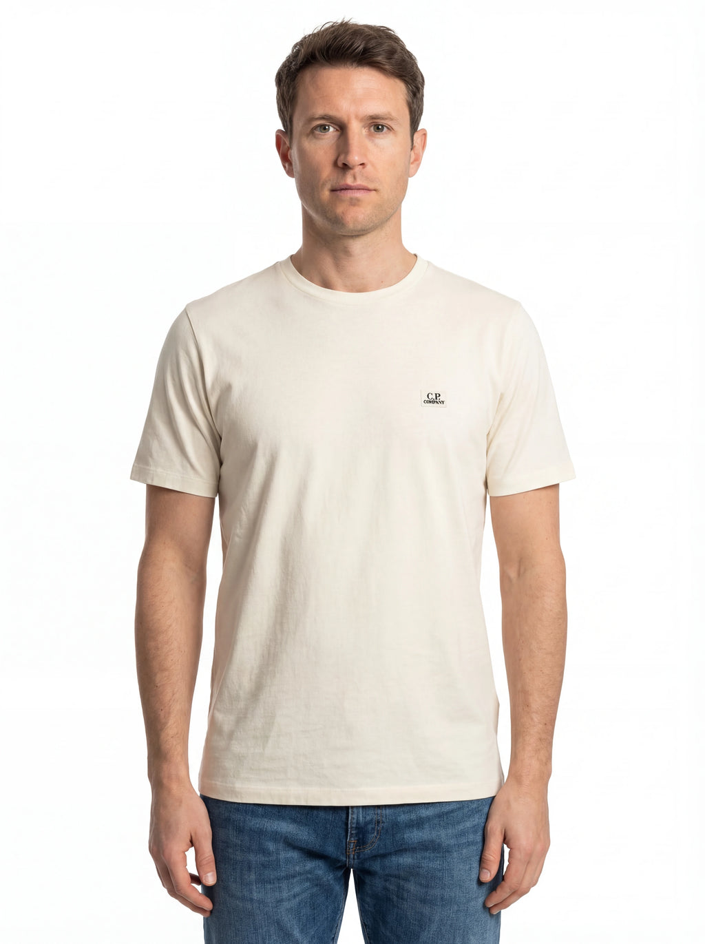 Modello indossa t-shirt bianco C.P. Company logo ricamato logo patch logo Ricamato Patch cotone