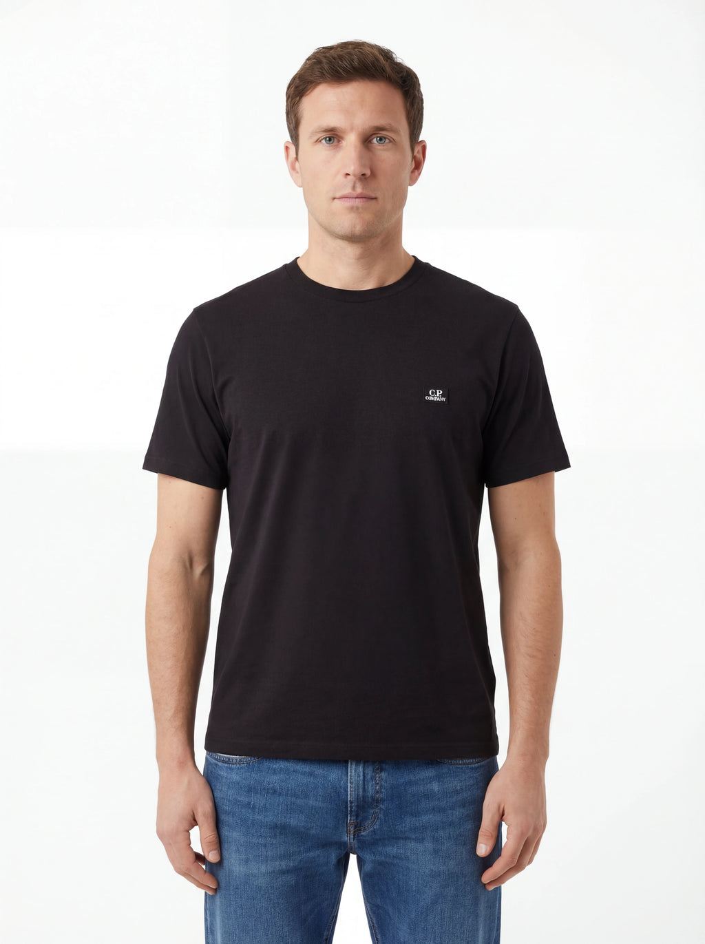 Modello indossa t-shirt blu C.P. Company logo ricamato logo patch logo Ricamato Patch cotone