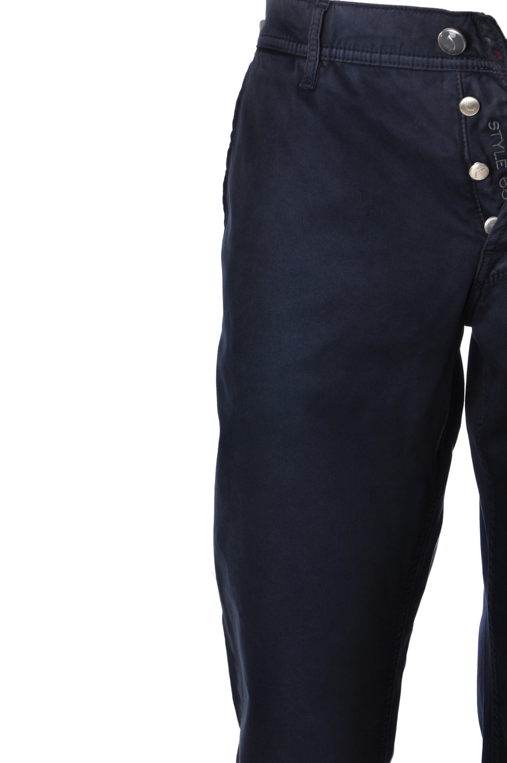 Focus sull'orlo e lunghezza del pantalone chino gamba stretta blu Jacob Cohen