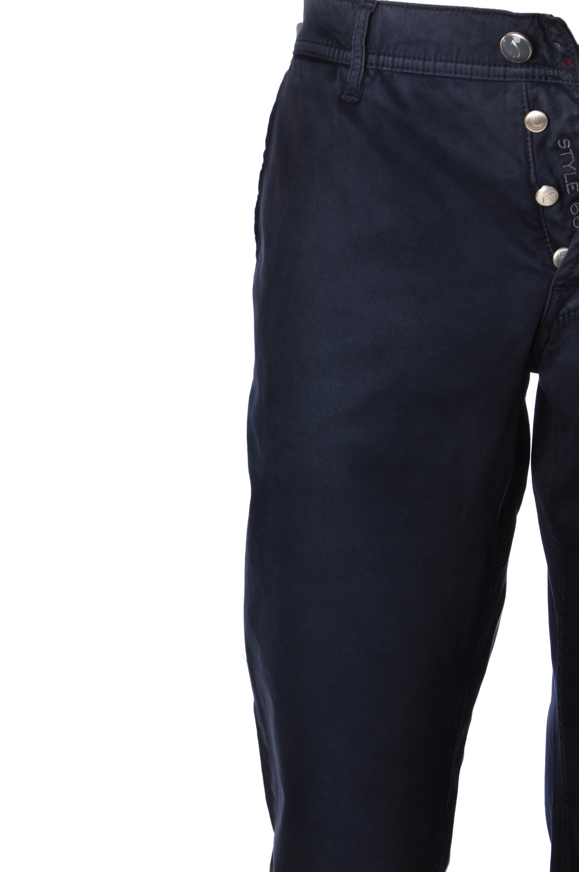 Focus sull'orlo e lunghezza del pantalone chino gamba stretta blu Jacob Cohen