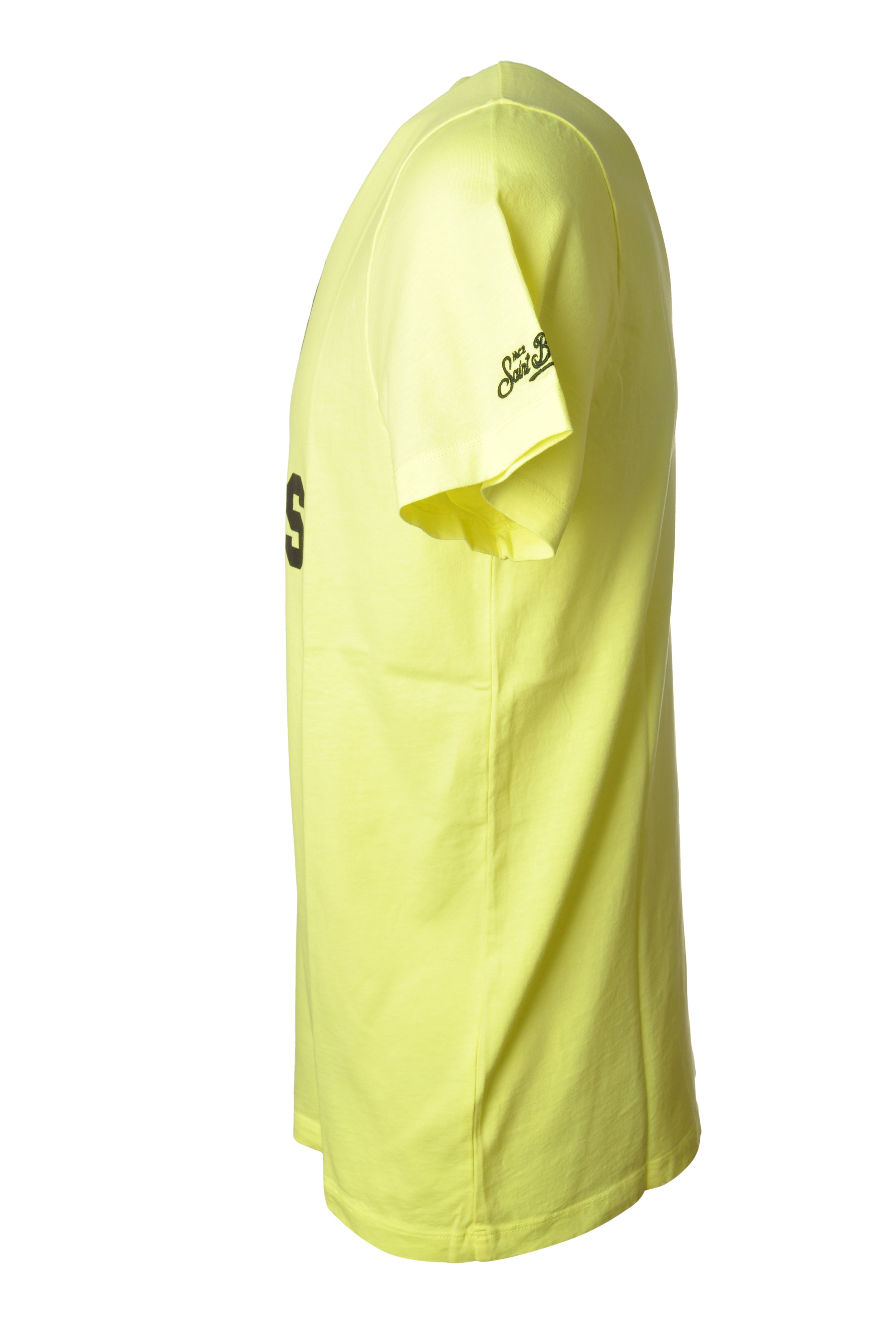 Close-up dettagli t-shirt giallo fluo scritta “Ibiza vs Mykonos” Saint Barth cotone