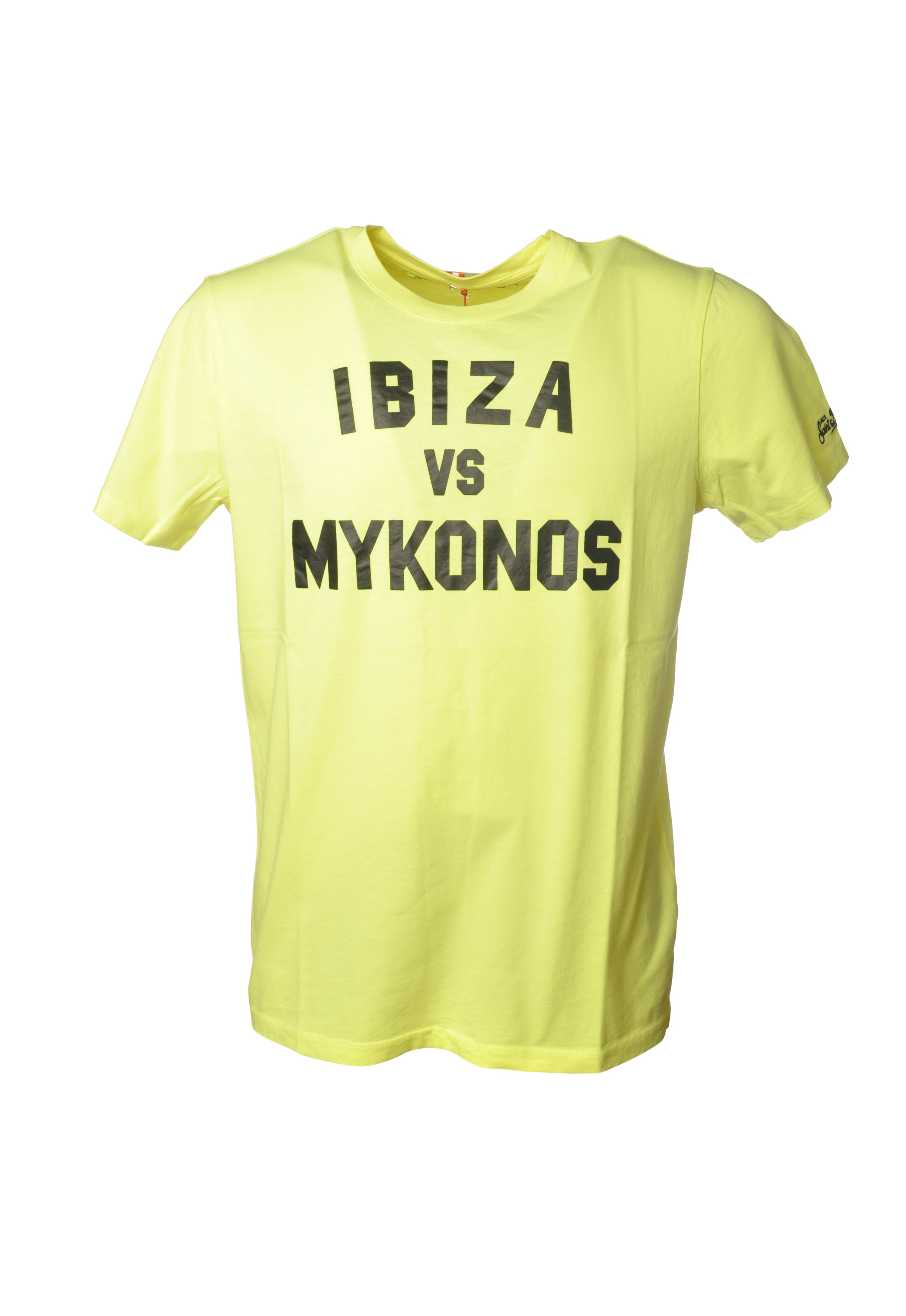 Dettaglio t-shirt giallo fluo scritta “Ibiza vs Mykonos” Saint Barth cotone
