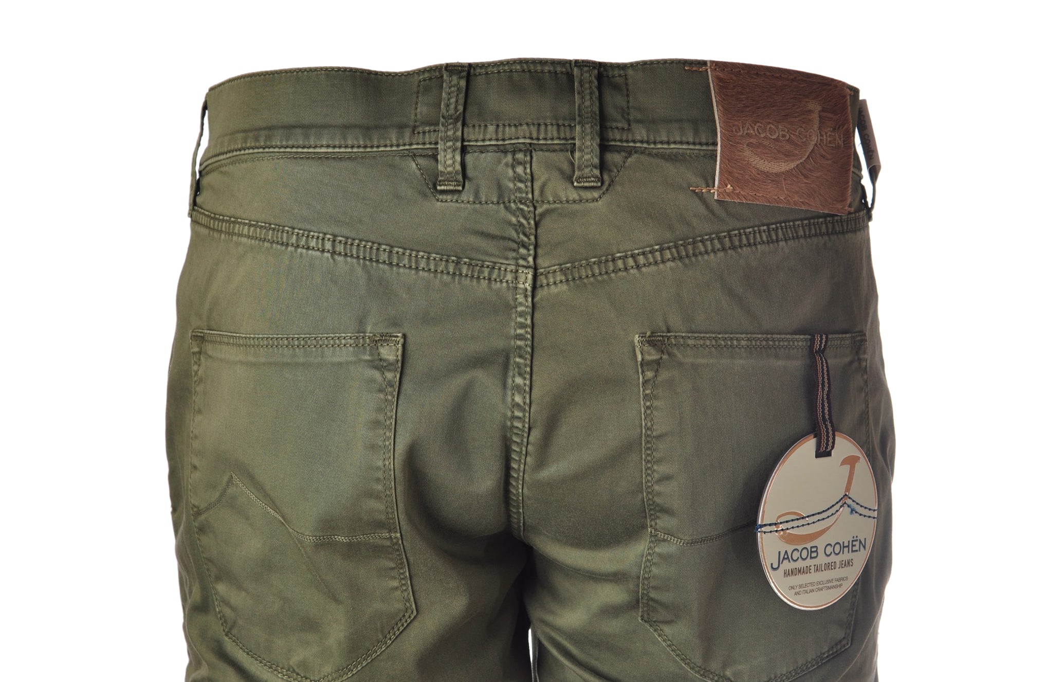Dettaglio dei passanti e cintura del pantalone slim kaki Jacob Cohen